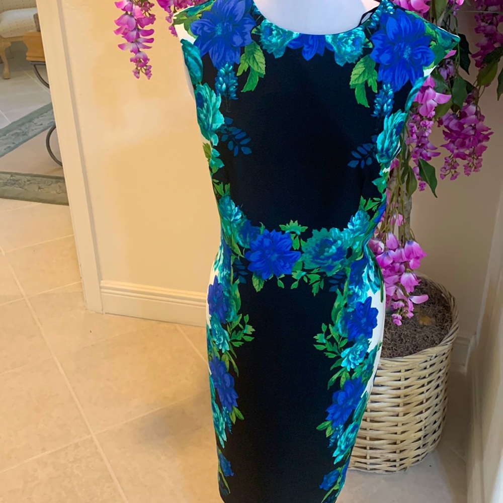 Flattering dress! The placement of the flowers and black make you look shapely